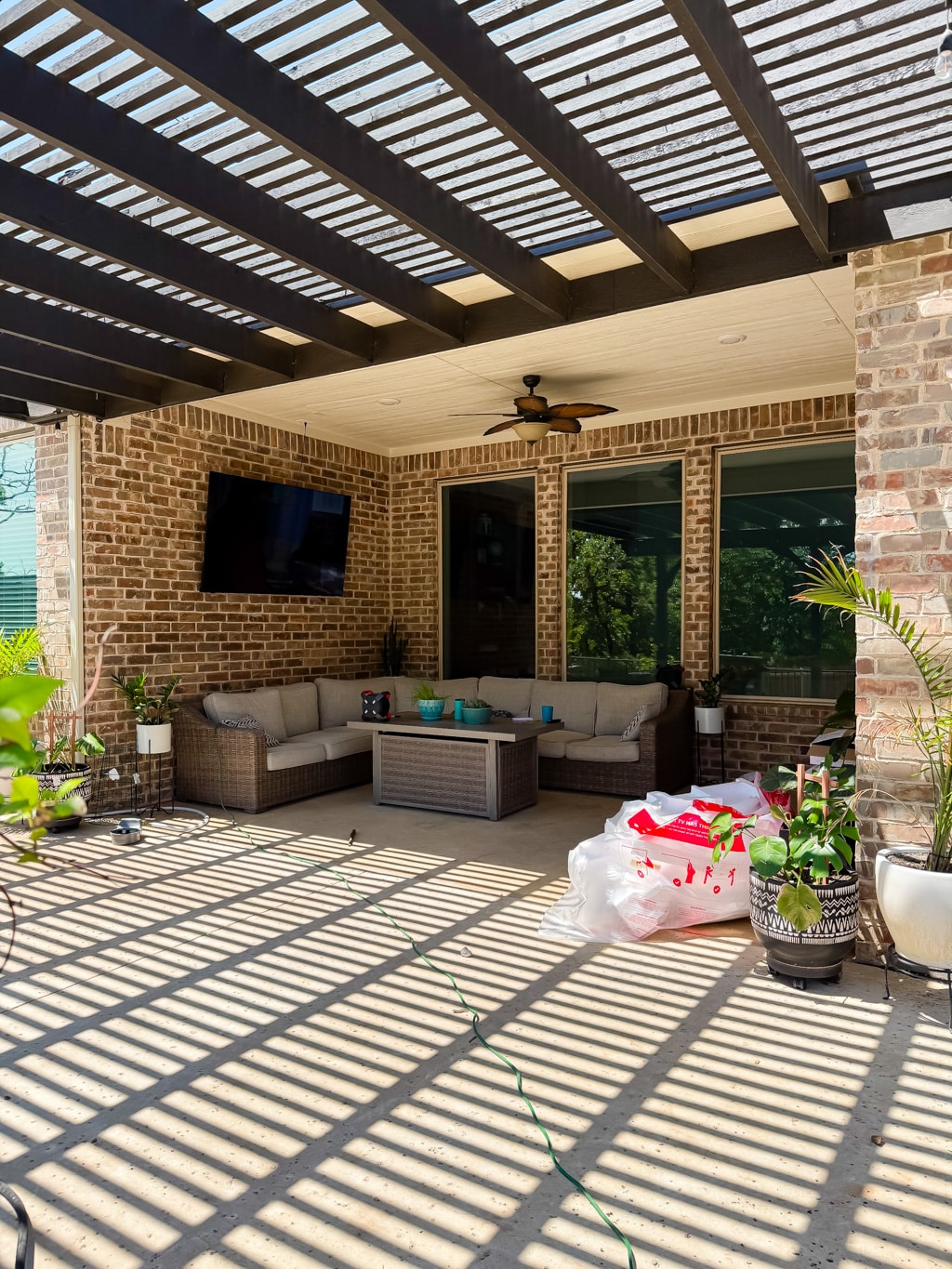 Diy Boxwood Wall: Our Patio Makeover With Tv &Amp; Neon Sign 2 Diy Boxwood Wall Before